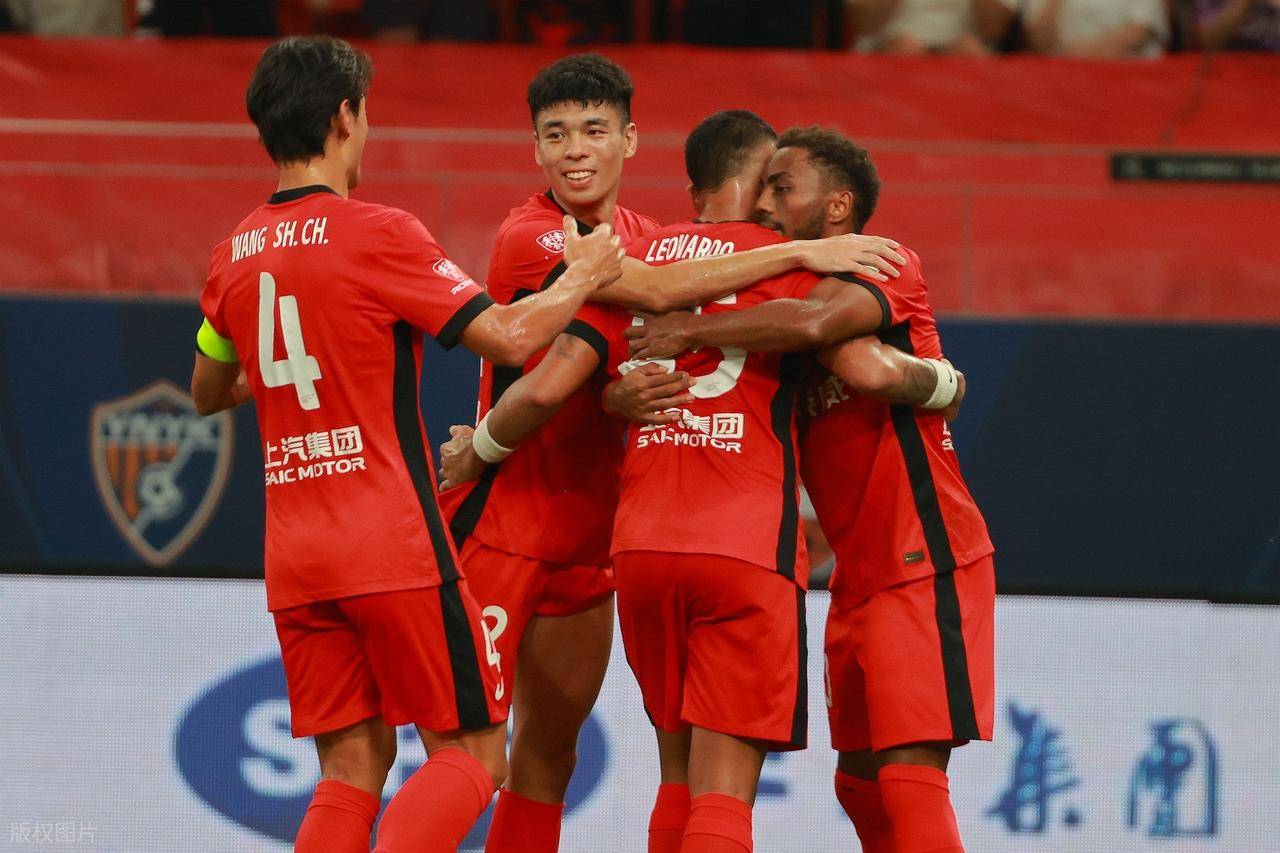 亚冠清晨走向成谜，斯图加特远射贴柱，媒体盛赞，身体对抗强度拉满