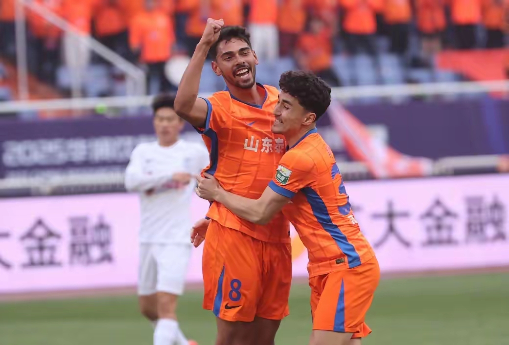 半岛体育在线官网-里程碑夜！山东泰山刷新队史纪录，亚冠窗口期刷纪录，质疑声仍在，训练强度明显提升